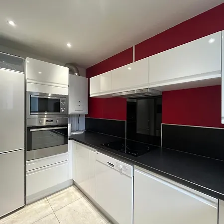 Spacieux Rénové Avec Terrasse Et Parking Privé - Fr-1-374-99 Appartement