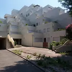 Spacieux Rénové Avec Terrasse Et Parking Privé - Fr-1-374-99 Appartement